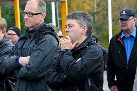 Vasemmistoliiton piirin puheenjohtaja Petri Salminen (etualalla) seuraa kuntavaalitapahtumaa vuonna 2012. 