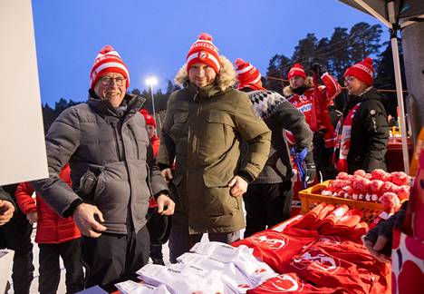 Eino ja Perttu Taulu nappasivat myyntikojusta Narukerä-pipot heti saavuttuaan pelipaikalle.