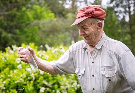 Unto Riihiluoman puutarhassa on sademittari, jonka hän tarkistaa joka päivä.