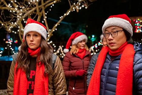 Natalie Bauer (Nina Dobrev) ja Josh Lin (Jimmy O. Yang) viettävät joulua Love Hard -elokuvassa.