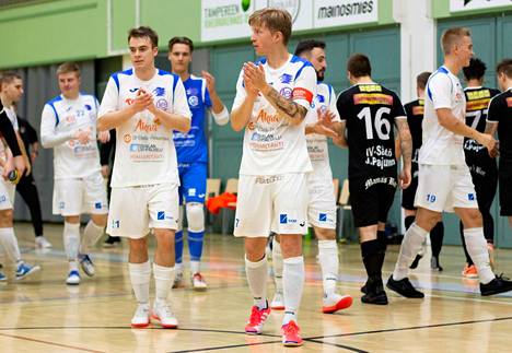 Akaa Futsalin kapteeni Jussi Nyström (keskellä) johdattaa joukkueensa pronssipeliin. Arkistokuva.