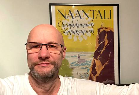 Henri Nevari ja 1930-luvun Naantali-juliste, joka on todennäköisesti turkulaisen Rainer Baerin käsialaa.