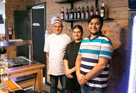 Ravintolaa pyöritetään perheen voimin. Indra Prasad Kandel johtaa keittiötä, Sudha Kandel työskentelee salin puolella ja Sujal Tiwari hoitaa tandooriuunia sekä ravintolan talousasioita ja markkinointia.