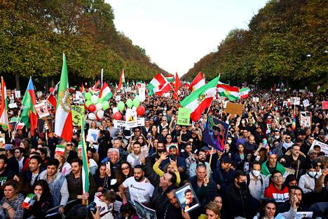 Noin 80  000 ihmistä marssi Berliinissä lauantaina tukeakseen Iranin hallintoa vastustavia mielenosoituksia Iranissa.