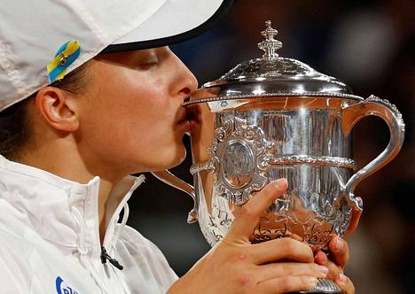 Iga Swiatek pääsi suutelemaan voittopalkintoa Ranskan avointen tennisturnauksen päätteeksi.