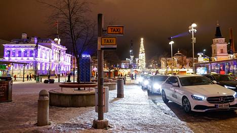 Tampereen Keskustorin taksitolppa on monelle tuttu. Vaikka väyliä taksien saamiseen on nykyään aiempaa enemmän, moni Aamulehden kyselyyn vastannut lukija on törmännyt vaikeuksiin saada taksia. Joulukuun ensimmäinen viikko oli takseille Tampereella kiireinen. 