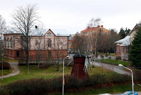 Kirjoittajan mukaan Rauman OKL toimii hyvin. ”Siitä huolimatta rehtori Jukka Kola haluaa Rauman suuren yksikön lopettaa ja siirtää opetuksen Turkuun muka säästöjen nimissä.”