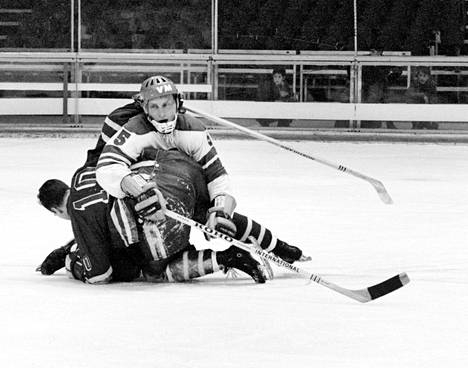 Suomen Lalli Partinen (5) USA-ottelussa Grenoblen olympialaisissa 17.2.1968.
