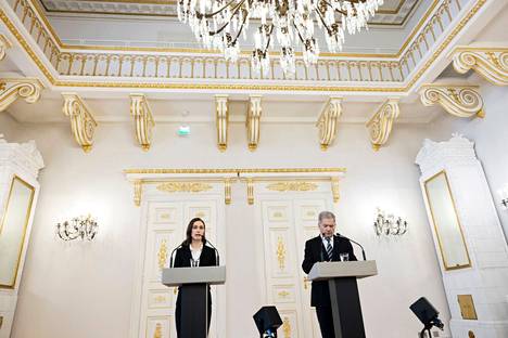 Tasavallan presidentti Sauli Niinistö ja ja pääministeri Sanna Marin 24. helmikuuta tiedotustilaisuudessa, jossa keskeiset poliittiset johtajat ottivat kantaa Venäjän hyökkäykseen Ukrainaan.