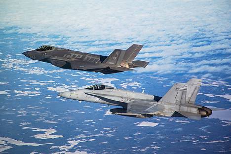 Hallissa kootut Hornet F/A-18 koneet (edessä) korvataan uusilla F-35 hävittäjillä.