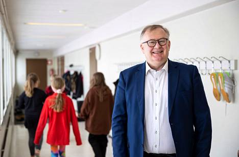 Ulvilan sivistys- ja hyvinvointijohtaja Kimmo Vepsä ei ole kaupunginjohtaja Mikko Löfbackan mukaan jäävi Kaasmarkun vanhaa koulua koskevassa oikaisuvaatimusasiassa.