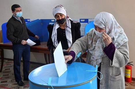Äänestäjä jättää äänensä Uzbekistanin vaaliasemalla presidentinvaaleissa 24. lokakuuta 2021. Istuvalla presidentillä ei ole todellisia haastajia vaaleissa.