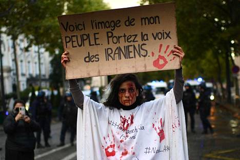 Pariisissa osoitettiin sunnuntaina mieltä Iranin mielenosoitusten tueksi.