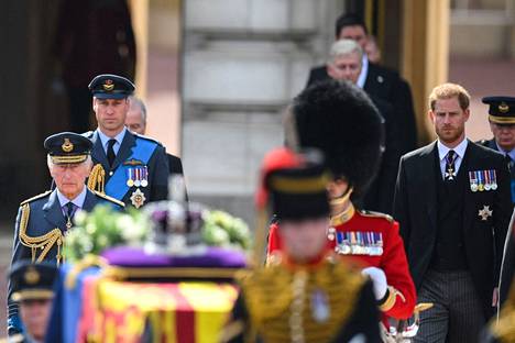 Kuningas Charles (vasemmalla edessä) ja hänen poikansa prinssi William ja prinssi Harry saattoivat kuningatar Elisabetin arkkua keskiviikkona 14. syyskuuta. Arkku siirrettiin tällöin Buckinghamin palatsista Westminster Halliin.