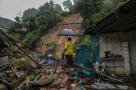 Mies seisoo maanvyörymän tuhoaman talon raunioiden keskellä Pernambucon osavaltiossa Brasiliassa 28. toukokuuta 2022.