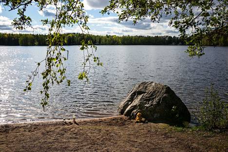Tampereen Särkijärveltä Lukonlahdesta löytyi lapsi kuolleena viime toukokuussa. Rannalle oli jätetty muistoesineitä, kun Aamulehti kävi paikalla 24.5.2021.