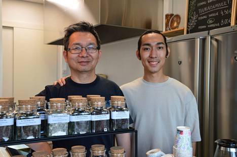 Yong Li ja Allan Li työskentelevät Ranta-Tampellan teehuoneella. 