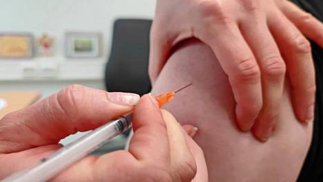Mäntänvuoren Terveys rokottaa toisen annoksen 6–12 viikon kuluttua ensimmäisen rokoteannoksen saamisesta. Koronarokotuksessa voivat käydä kaikki yli viisivuotiaat.