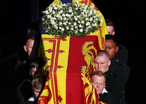 Kuningattaren arkkua kannettiin St. Gilesin katedraalista tiistaina 13. syyskuuta.