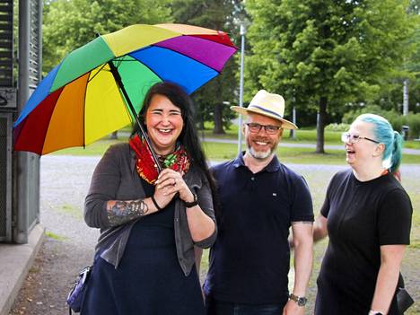 Sanja Ansamaa (vasemmalla), Teemu Keskinen ja Hanna-Leena Kuisma odottavat Nokia Pride -tapahtumaa, joka tuo väriä Poutunpuistoon.