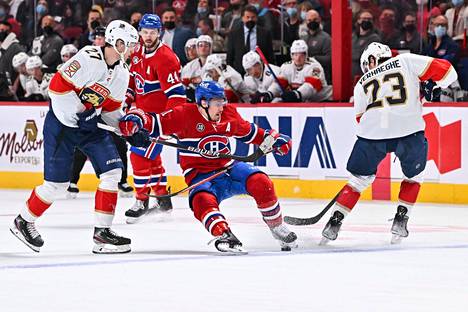 Montreal Canadiensin Brendan Gallagher (keskellä) liukasteli Florida Panthersin Eetu Luostarisen ja Carter Vrhaeghen välissä yön NHL-ottelussa. Ottelu päättyi Montrealin murskavoittoon.
