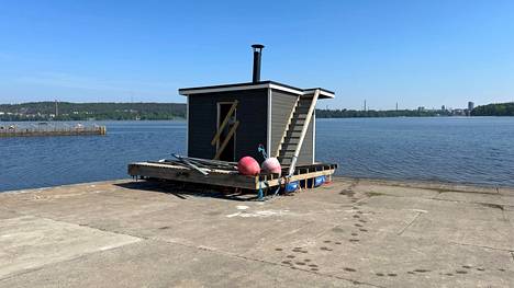 Tampereen satamatoimisto myy huutokaupalla rannoilta ja satamista takavarikoituja veneitä ja tänä keväänä myynnissä on myös tämä saunalautta.