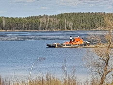 Länsi-Teiskossa jäät olivat jo pitkälti sulaneet eilen perjantaina 6. toukokuuta. Kuvassa tamperelainen höyrylaiva Näsijärvi II. 