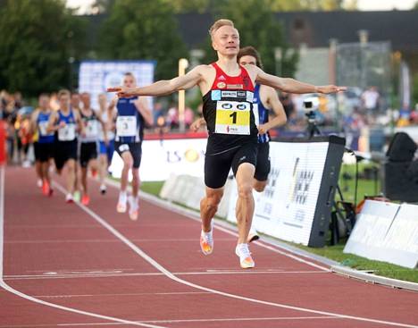 Joonas Rinne voitti miesten 1 500 metriä.