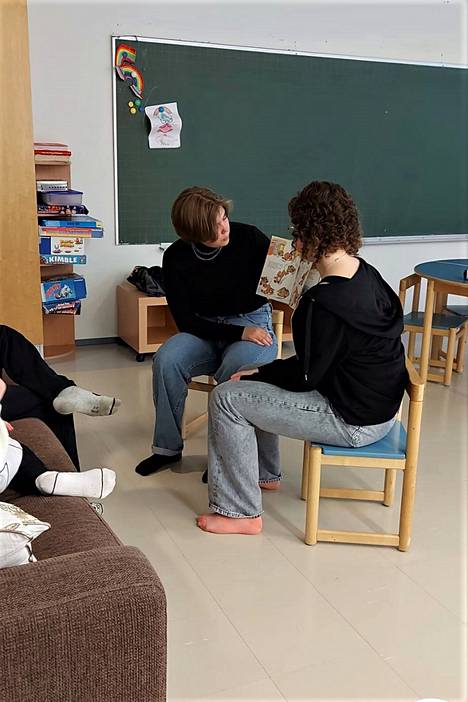 Lukion 1C-ryhmän oppilaat vierailivat Tervakosken koululla lukemassa ekaluokkalaisille satuja. He myös tyhjensivät keräyspaperit yhteiskoulun ja lukion luokista.
