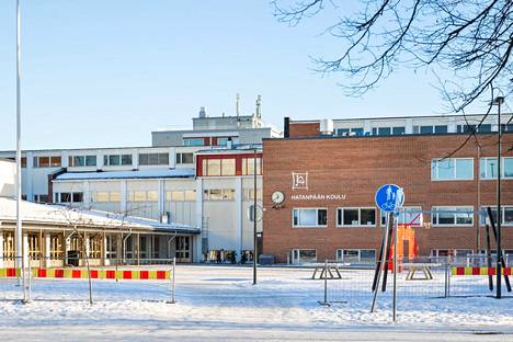 Perusopetus keskeytetään ensi viikon tiistaina ja keskiviikkona 12.–13. huhtikuuta. Hatanpään koulu kuvattiin tammikuussa 2022.