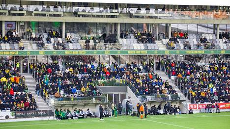 Tammelan stadionille tulee hyvin täyteen perjantain paikallispelissä. Kuva liigakauden avauksesta Ilves–FC Lahti.