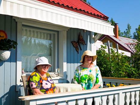 Eeva Koivuniemi ja Susanna Ylänen vaihtoivat kuulumisia Koivuniemen kauniilla verannalla. Koivuniemi emännöi yhteisiä tapahtumia ja huolehtii tapahtumiin kysyttäessä vaikka lettutaikinan.