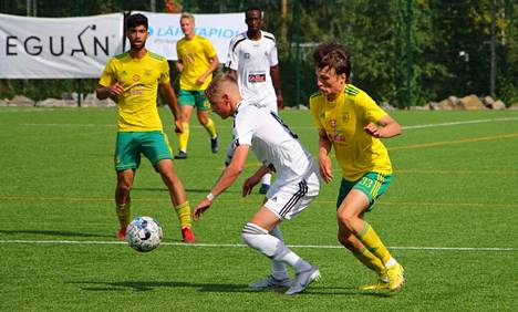 Akseli Puukon (kesk.) FC Lahti karkasi 2–0-johtoon lauantain ottelun toisen jakson alussa, eikä Justus Ojasen (33) Ilves onnistunut kirimään hyvästä taistelusta huolimatta kaulaa kiinni yhtä maalia enempää.