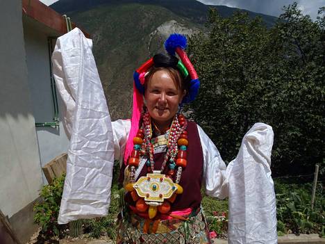 Sonja Laukkanen puki tiibetiläisen kansallispuvun matkallaan Kiinaan vuonna 2014.