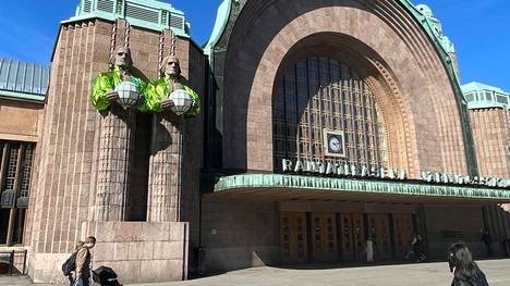 Helsingin rautatieaseman kivimiehet viisutunnelmissa.