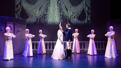 Mari Palo (Sonja) ja Ville Salonen (tsarevits Aleksei) lauloivat pääroolit Franz Lehárin Tsarevits-operetissa. Taustalla Tanssikoulu Tankan tanssiryhmä.