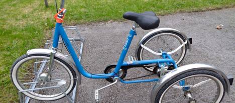 13. Kolmipyöräinen sininen pyörä varastettiin Veisunkadulta. Pyörän sarvissa on myös musta tavarakori, joka ei näy kuvassa. 