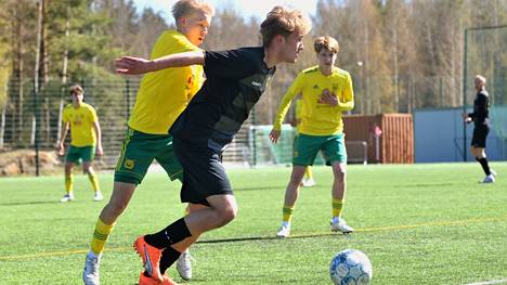 Juhani Järvisen (edessä oik.) Nokian Palloseura sekä Aatos Riikosen Ilves tasasivat pisteet karsintasarjan paikallistaistossa viime lauantaina luvuin 2–2.