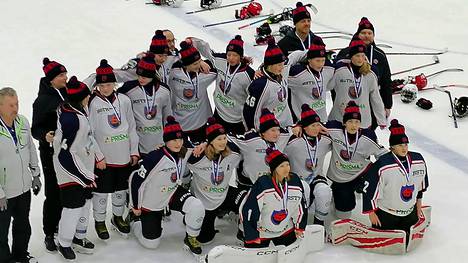 Aada Kauppinen (edessä vasemmalla) pelasi U16-tyttöjen S-Kiekon SM-hopeaa voittaneessa joukkueessa toisena maalivahtina. Samassa joukkueessa pelasi myös KPK:n Essi Ketonen.
