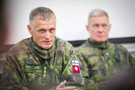 Kenraaliluutnantti Timo Kivinen (vasemmalla) nousee Puolustusvoimien johtoon.