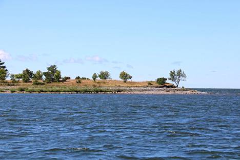 Revelin saari sijaitsee Köörtilän edustalla.