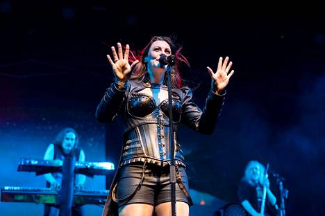 Nightwishin laulajan Floor Jansen kertoo sairastuneensa rintasyöpään. Kuva on Nokia-areenan keikalta viime huihtikuussa.