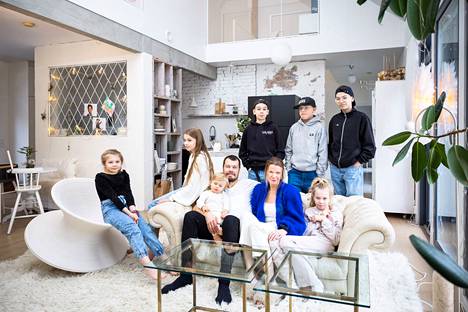 Vähäjylkän perhe muutti itse rakennettuun taloonsa Siivikkalaan vuonna 2014. Talo ja piha ovat valmistuneet vähitellen muun elämän ohessa, mutta tavoite on, että ensi keväänä kaikki olisi upeassa ja persoonallisessa kodissa täysin valmista. Kuvassa Ralf (takana vas.), Rudolf, Frans, Magdalena (edessä vas.), Clara, Lauri, Roy (Laurin sylissä), Elina ja Olga Vähäjylkkä.