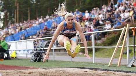 Loistokuntoinen Kristiina Mäkelä loikki vain sentin päähän ennätyksestään  Orimattilassa: ”Kesän tavoitteena on Suomen ennätys ja 14,50 metrin hyppy”  - Urheilu - Satakunnan Kansa