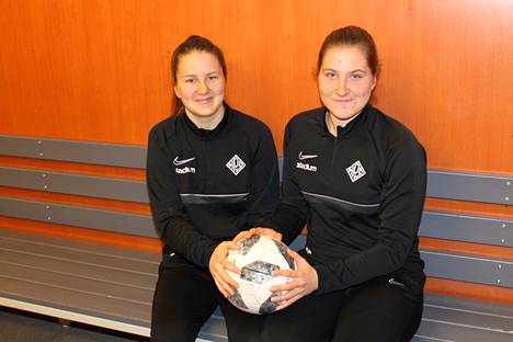 Euralainen Aada Nurmi (vas.) ja porilainen Emilia Tuomela pelaavat ensi kaudella jälleen samassa joukkueessa. 