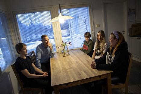 Harvinainen hetki: on arkipäivä, kello on viisi ja koko Aaltosen perhe (vasemmalta lukien Jesse, Ville, Joona, Saana ja Pia) istuu kaikessa rauhassa keittiön pöydän ääressä. 