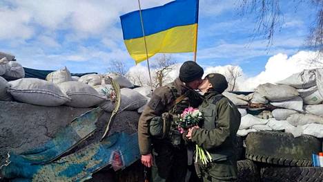 Ukrainan kansalliskaartiin kuuluvat Oleksandr ja Olena suutelivat hääseremoniassaan sodan keskellä 8. maaliskuuta. Paikan tarkka sijainti ei ole tiedossa.