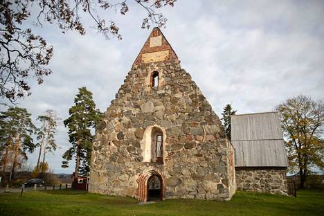 Pälkäneen rauniokirkon kirkkomaasta kaivettiin 1870-luvulla 40 suomalaista pääkalloa ruotsalaiseen rotututkimukseen. Pälkäneen seurakunta, tutkijat, yhdistykset ja aktiivit ovat vaatineet, että kallot pitää palauttaa.