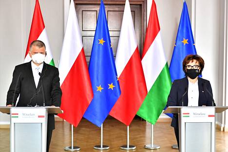 Unkarin parlamentin puheenjohtaja Laszlo Kover (vas.) ja Puolan parlamentin alahuoneen puheenjohtaja Elzbieta Witek pitivät yhteisen tiedotustilaisuuden EU-rahan  lokakuussa.