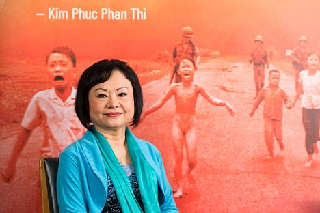 Phan Thi Kim Phuc poseerasi Unescon päämajassa Pariisissa 4. lokakuuta 2019 ikonisen valokuvan edessä.
